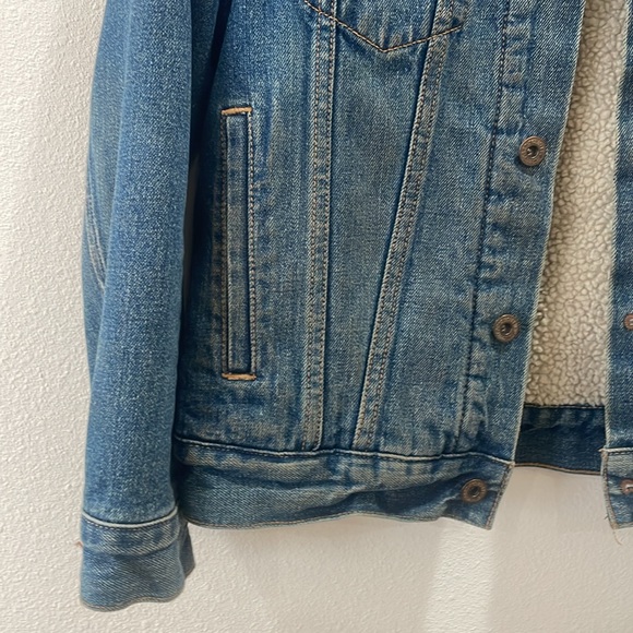 Levi's Denim Sherpa Trucker Jacket - Picture 3 of 7